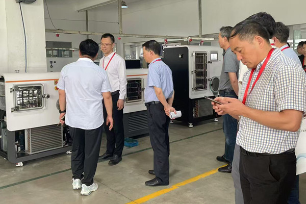 寧波鎮(zhèn)海區(qū)領(lǐng)導(dǎo)蒞臨新芝凍干考察指導(dǎo) 圖3